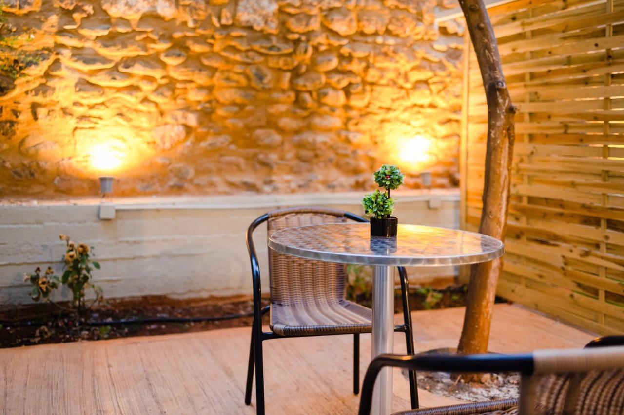 Uncover Kalamata'S Hidden Gem - Cosy City Nest 外观 照片